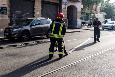 Kharkiv, Ukrayna, 11 Temmuz 2025. Hasarlı binanın yakınına park edilmiş itfaiye araçları Rus Şaban İHA 'ları tarafından vuruldu. Hasar çok fazlaydı, birkaç apartman yanarken, çok sayıda pencere kırıldı.