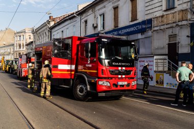 Kharkiv, Ukrayna, 11 Temmuz 2025. Hasarlı binanın yakınına park edilmiş itfaiye araçları Rus Şaban İHA 'ları tarafından vuruldu. Hasar çok fazlaydı, birkaç apartman yanarken, çok sayıda pencere kırıldı.