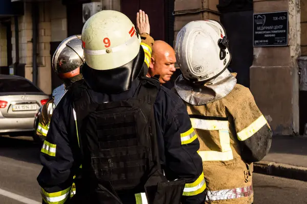 Kharkiv, Ukrayna, 11 Temmuz 2025. Hasarlı binanın yakınına park edilmiş itfaiye araçları Rus Şaban İHA 'ları tarafından vuruldu. Hasar çok fazlaydı, birkaç apartman yanarken, çok sayıda pencere kırıldı.