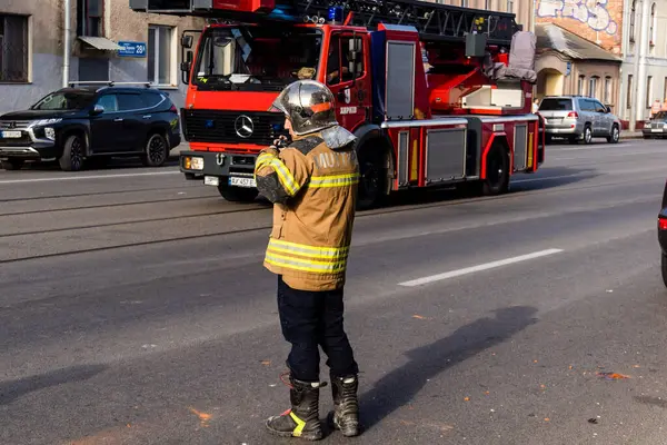 Kharkiv, Ukrayna, 11 Temmuz 2025. Hasarlı binanın yakınına park edilmiş itfaiye araçları Rus Şaban İHA 'ları tarafından vuruldu. Hasar çok fazlaydı, birkaç apartman yanarken, çok sayıda pencere kırıldı.
