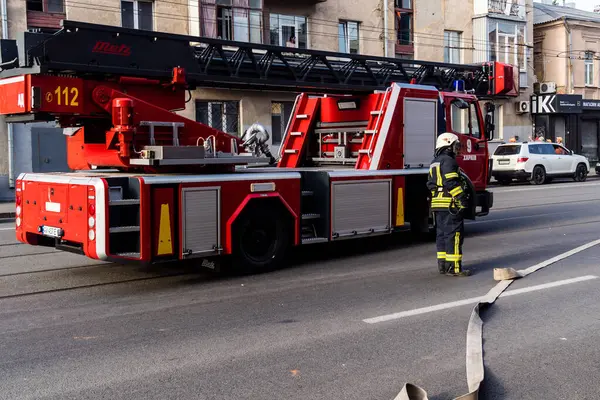 Kharkiv, Ukrayna, 11 Temmuz 2025. Hasarlı binanın yakınına park edilmiş itfaiye araçları Rus Şaban İHA 'ları tarafından vuruldu. Hasar çok fazlaydı, birkaç apartman yanarken, çok sayıda pencere kırıldı.
