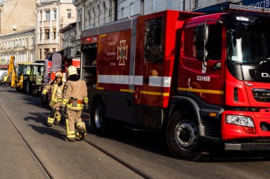 Kharkiv, Ukrayna, 11 Temmuz 2025. Hasarlı binanın yakınına park edilmiş itfaiye araçları Rus Şaban İHA 'ları tarafından vuruldu. Hasar çok fazlaydı, birkaç apartman yanarken, çok sayıda pencere kırıldı.