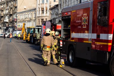 Kharkiv, Ukrayna, 11 Temmuz 2025. Hasarlı binanın yakınına park edilmiş itfaiye araçları Rus Şaban İHA 'ları tarafından vuruldu. Hasar çok fazlaydı, birkaç apartman yanarken, çok sayıda pencere kırıldı.
