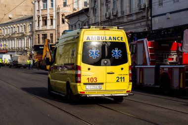 Kharkiv, Ukrayna, 11 Temmuz 2025 Kharkiv 'deki bir binaya Rus Şaban İHA' ları çarptı. Hasar çok fazlaydı, birkaç daire yandı ve sayısız pencere yıkıldı..