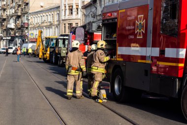 Kharkiv, Ukrayna, 11 Temmuz 2025. Hasarlı binanın yakınına park edilmiş itfaiye araçları Rus Şaban İHA 'ları tarafından vuruldu. Hasar çok fazlaydı, birkaç apartman yanarken, çok sayıda pencere kırıldı.