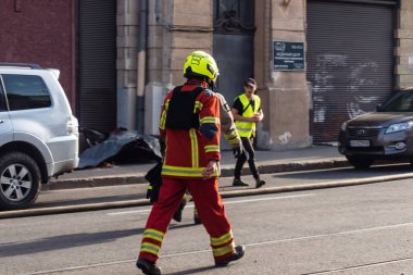 Kharkiv, Ukrayna, 11 Temmuz 2025. Hasarlı binanın yakınına park edilmiş itfaiye araçları Rus Şaban İHA 'ları tarafından vuruldu. Hasar çok fazlaydı, birkaç apartman yanarken, çok sayıda pencere kırıldı.