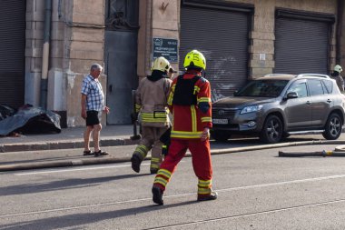 Kharkiv, Ukrayna, 11 Temmuz 2025. Hasarlı binanın yakınına park edilmiş itfaiye araçları Rus Şaban İHA 'ları tarafından vuruldu. Hasar çok fazlaydı, birkaç apartman yanarken, çok sayıda pencere kırıldı.