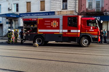 Kharkiv, Ukrayna, 11 Temmuz 2025. Hasarlı binanın yakınına park edilmiş itfaiye araçları Rus Şaban İHA 'ları tarafından vuruldu. Hasar çok fazlaydı, birkaç apartman yanarken, çok sayıda pencere kırıldı.
