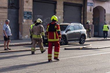 Kharkiv, Ukrayna, 11 Temmuz 2025. Hasarlı binanın yakınına park edilmiş itfaiye araçları Rus Şaban İHA 'ları tarafından vuruldu. Hasar çok fazlaydı, birkaç apartman yanarken, çok sayıda pencere kırıldı.