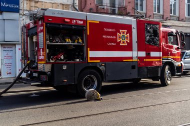 Kharkiv, Ukrayna, 11 Temmuz 2025. Hasarlı binanın yakınına park edilmiş itfaiye araçları Rus Şaban İHA 'ları tarafından vuruldu. Hasar çok fazlaydı, birkaç apartman yanarken, çok sayıda pencere kırıldı.