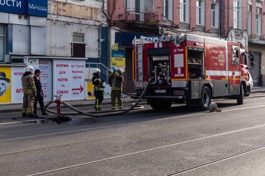 Kharkiv, Ukrayna, 11 Temmuz 2025. Hasarlı binanın yakınına park edilmiş itfaiye araçları Rus Şaban İHA 'ları tarafından vuruldu. Hasar çok fazlaydı, birkaç apartman yanarken, çok sayıda pencere kırıldı.
