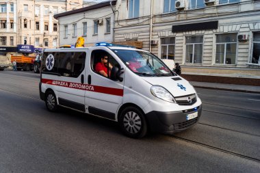 Kharkiv, Ukrayna, 11 Temmuz 2025 Kharkiv 'deki bir binaya Rus Şaban İHA' ları çarptı. Hasar çok fazlaydı, birkaç daire yandı ve sayısız pencere yıkıldı..