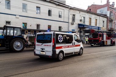 Kharkiv, Ukrayna, 11 Temmuz 2025 Kharkiv 'deki bir binaya Rus Şaban İHA' ları çarptı. Hasar çok fazlaydı, birkaç daire yandı ve sayısız pencere yıkıldı..
