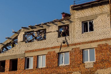 Kharkiv, Ukrayna, 11 Temmuz 2025 'te Rus Şaban İHA' ları tarafından vurulan Kharkiv şehir merkezine yapılan saldırıya İtfaiyeciler yanıt veriyor. Sokak tamamen harap oldu..