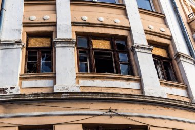 Kharkiv, Ukrayna, 11 Temmuz 2025 'te Rus Şaban İHA' ları tarafından vurulan Kharkiv şehir merkezine yapılan saldırıya İtfaiyeciler yanıt veriyor. Sokak tamamen harap oldu..