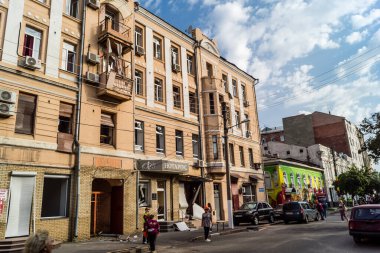 Kharkiv, Ukrayna, 11 Temmuz 2025 Kharkiv şehir merkezine Rus Şaban İHA 'ları saldırdı. Sokaklar tamamen harap oldu. Yanan binalar ve yıkılan çok sayıda camla hasar büyük