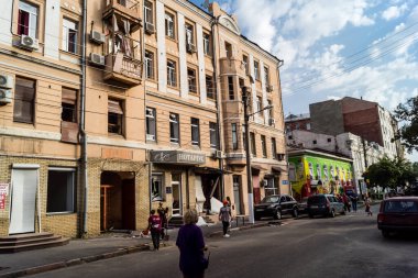 Kharkiv, Ukrayna, 11 Temmuz 2025 Kharkiv şehir merkezine Rus Şaban İHA 'ları saldırdı. Sokaklar tamamen harap oldu. Yanan binalar ve yıkılan çok sayıda camla hasar büyük