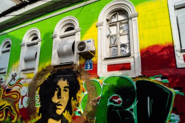 Kharkiv, Ukrayna, 11 Temmuz 2025 'te Rus Şaban İHA' ları tarafından vurulan Kharkiv şehir merkezine yapılan saldırıya İtfaiyeciler yanıt veriyor. Sokak tamamen harap oldu..