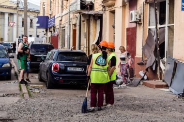 Kharkiv, Ukrayna, 11 Temmuz 2025 Kharkiv şehir merkezine Rus Şaban İHA 'ları saldırdı. Sokaklar tamamen harap oldu. Yanan binalar ve yıkılan çok sayıda camla hasar büyük