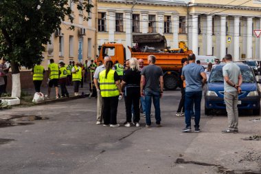 Kharkiv, Ukrayna, 11 Temmuz 2025 Kharkiv şehir merkezine Rus Şaban İHA 'ları saldırdı. Sokaklar tamamen harap oldu. Yanan binalar ve yıkılan çok sayıda camla hasar büyük