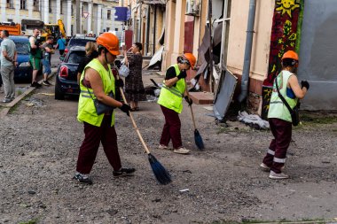 Kharkiv, Ukrayna, 11 Temmuz 2025 Kharkiv şehir merkezine Rus Şaban İHA 'ları saldırdı. Sokaklar tamamen harap oldu. Yanan binalar ve yıkılan çok sayıda camla hasar büyük
