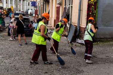 Kharkiv, Ukrayna, 11 Temmuz 2025 Kharkiv şehir merkezine Rus Şaban İHA 'ları saldırdı. Sokaklar tamamen harap oldu. Yanan binalar ve yıkılan çok sayıda camla hasar büyük