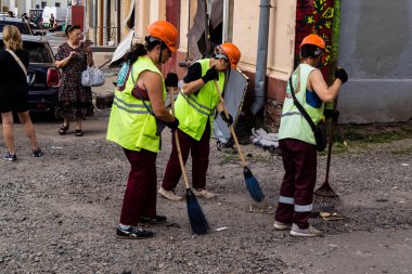 Kharkiv, Ukrayna, 11 Temmuz 2025 Kharkiv şehir merkezine Rus Şaban İHA 'ları saldırdı. Sokaklar tamamen harap oldu. Yanan binalar ve yıkılan çok sayıda camla hasar büyük