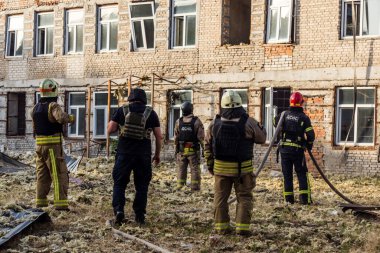 Kharkiv, Ukrayna, 11 Temmuz 2025. Hasarlı binanın yakınına park edilmiş itfaiye araçları Rus Şaban İHA 'ları tarafından vuruldu. Hasar çok fazlaydı, birkaç apartman yanarken, çok sayıda pencere kırıldı.