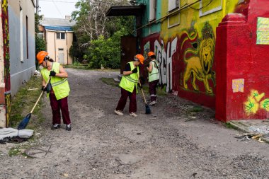 Kharkiv, Ukrayna, 11 Temmuz 2025 Kharkiv şehir merkezine Rus Şaban İHA 'ları saldırdı. Sokaklar tamamen harap oldu. Yanan binalar ve yıkılan çok sayıda camla hasar büyük