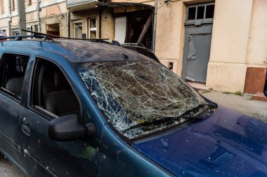 Kharkiv, Ukrayna, 11 Temmuz 2025 'te Kharkiv' deki saldırı yerinde araçlar hasar gördü. Bir binaya iki Rus Shahed dronu çarpmış. Hasar çok büyük..