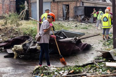 Kharkiv, Ukrayna, 11 Temmuz 2025 Kharkiv şehir merkezine Rus Şaban İHA 'ları saldırdı. Sokaklar tamamen harap oldu. Yanan binalar ve yıkılan çok sayıda camla hasar büyük