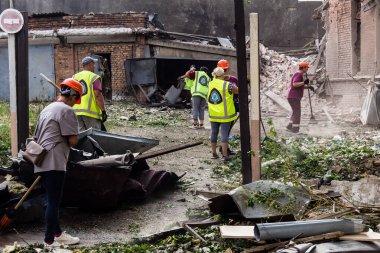 Kharkiv, Ukrayna, 11 Temmuz 2025 Kharkiv şehir merkezine Rus Şaban İHA 'ları saldırdı. Sokaklar tamamen harap oldu. Yanan binalar ve yıkılan çok sayıda camla hasar büyük