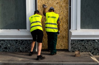 Kharkiv, Ukrayna, 11 Temmuz 2025 Rus Şaban İHA 'ları tarafından vurulan Harkiv şehir merkezinde bakım servisleri çalışıyor. Sokaklar tamamen harap oldu. Hasar çok büyüktü..