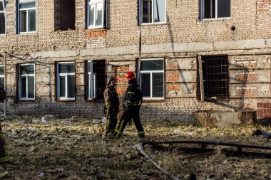 Kharkiv, Ukrayna, 11 Temmuz 2025. Hasarlı binanın yakınına park edilmiş itfaiye araçları Rus Şaban İHA 'ları tarafından vuruldu. Hasar çok fazlaydı, birkaç apartman yanarken, çok sayıda pencere kırıldı.