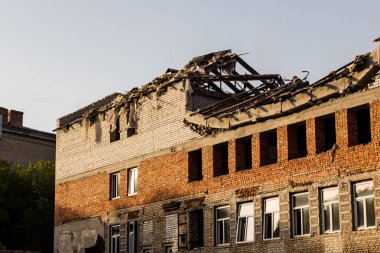 Kharkiv, Ukrayna, 11 Temmuz 2025 'te Rus Şaban İHA' ları tarafından vurulan Kharkiv şehir merkezine yapılan saldırıya İtfaiyeciler yanıt veriyor. Sokak tamamen harap oldu..