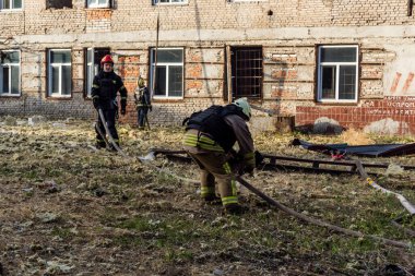 Kharkiv, Ukrayna, 11 Temmuz 2025. Hasarlı binanın yakınına park edilmiş itfaiye araçları Rus Şaban İHA 'ları tarafından vuruldu. Hasar çok fazlaydı, birkaç apartman yanarken, çok sayıda pencere kırıldı.