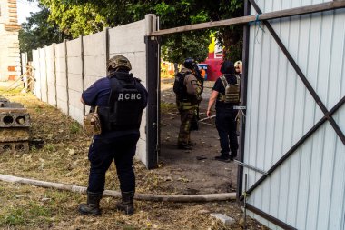 Kharkiv, Ukrayna, 11 Temmuz 2025. Hasarlı binanın yakınına park edilmiş itfaiye araçları Rus Şaban İHA 'ları tarafından vuruldu. Hasar çok fazlaydı, birkaç apartman yanarken, çok sayıda pencere kırıldı.