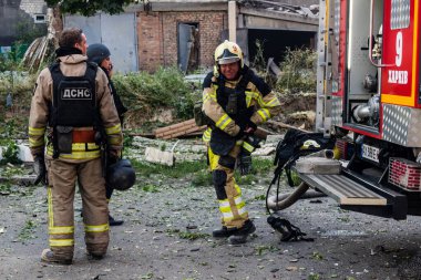 Kharkiv, Ukrayna, 11 Temmuz 2025. Hasarlı binanın yakınına park edilmiş itfaiye araçları Rus Şaban İHA 'ları tarafından vuruldu. Hasar çok fazlaydı, birkaç apartman yanarken, çok sayıda pencere kırıldı.