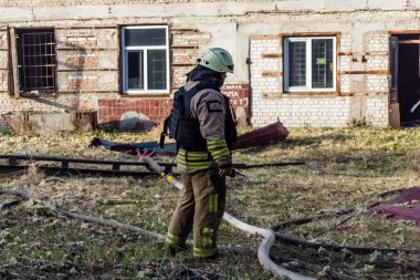 Kharkiv, Ukrayna, 11 Temmuz 2025. Hasarlı binanın yakınına park edilmiş itfaiye araçları Rus Şaban İHA 'ları tarafından vuruldu. Hasar çok fazlaydı, birkaç apartman yanarken, çok sayıda pencere kırıldı.