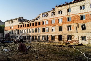 Kharkiv, Ukrayna, 11 Temmuz 2025 'te Rus Şaban İHA' ları tarafından vurulan Kharkiv şehir merkezine yapılan saldırıya İtfaiyeciler yanıt veriyor. Sokak tamamen harap oldu..