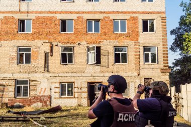 Kharkiv, Ukrayna, 11 Temmuz 2025 Savaş Suçları Savcısı Rus Şaban İHA 'larının saldırısına uğrayan Harkiv şehir merkezine yapılan saldırıdan sonra kanıt topluyor. Sokak tamamen harap olmuştu..