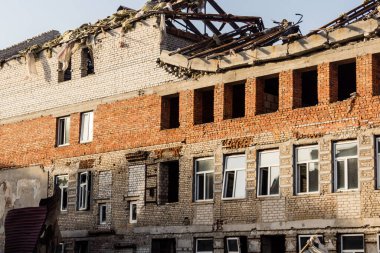 Kharkiv, Ukrayna, 11 Temmuz 2025 'te Rus Şaban İHA' ları tarafından vurulan Kharkiv şehir merkezine yapılan saldırıya İtfaiyeciler yanıt veriyor. Sokak tamamen harap oldu..