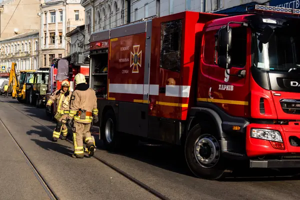 Kharkiv, Ukrayna, 11 Temmuz 2025. Hasarlı binanın yakınına park edilmiş itfaiye araçları Rus Şaban İHA 'ları tarafından vuruldu. Hasar çok fazlaydı, birkaç apartman yanarken, çok sayıda pencere kırıldı.