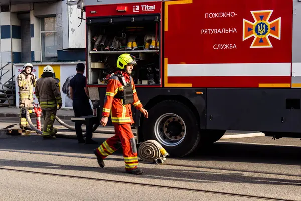 Kharkiv, Ukrayna, 11 Temmuz 2025. Hasarlı binanın yakınına park edilmiş itfaiye araçları Rus Şaban İHA 'ları tarafından vuruldu. Hasar çok fazlaydı, birkaç apartman yanarken, çok sayıda pencere kırıldı.