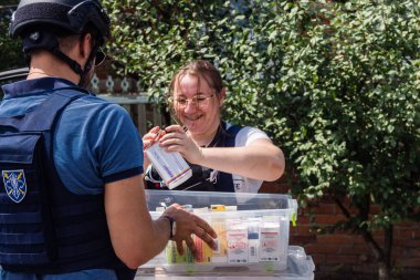 Kharkiv, Ukrayna, 19 Temmuz 2025 SAFE ve Dignitas Ukrayna adlı sivil toplum kuruluşları mobil klinikler işletiyorlar. Proje yöneticisi Paul Vazeux, yaşlıları ve engellileri tedavi eden Dr. Valeria Dolyk 'a eşlik ediyor.