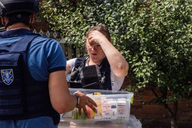 Kharkiv, Ukrayna, 19 Temmuz 2025 SAFE ve Dignitas Ukrayna adlı sivil toplum kuruluşları mobil klinikler işletiyorlar. Proje yöneticisi Paul Vazeux, yaşlıları ve engellileri tedavi eden Dr. Valeria Dolyk 'a eşlik ediyor.