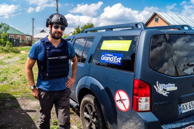 Kharkiv, Ukrayna, 19 Temmuz 2025 SAFE ve Dignitas Ukrayna adlı sivil toplum kuruluşları mobil klinikler işletiyorlar. Proje yöneticisi Paul Vazeux, yaşlıları ve engellileri tedavi eden Dr. Valeria Dolyk 'a eşlik ediyor.