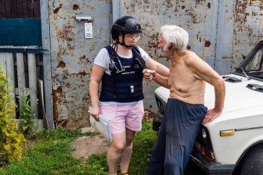 Kharkiv, Ukrayna, 19 Temmuz 2025 SAFE ve Dignitas Ukrayna adlı sivil toplum kuruluşları mobil klinikler işletiyorlar. Proje yöneticisi Paul Vazeux, yaşlıları ve engellileri tedavi eden Dr. Valeria Dolyk 'a eşlik ediyor.