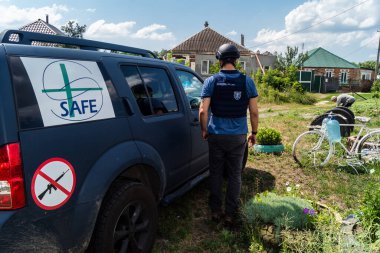 Kharkiv, Ukrayna, 19 Temmuz 2025 SAFE ve Dignitas Ukrayna adlı sivil toplum kuruluşları mobil klinikler işletiyorlar. Proje yöneticisi Paul Vazeux, yaşlıları ve engellileri tedavi eden Dr. Valeria Dolyk 'a eşlik ediyor.