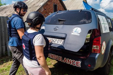 Kharkiv, Ukrayna, 19 Temmuz 2025 SAFE ve Dignitas Ukrayna adlı sivil toplum kuruluşları mobil klinikler işletiyorlar. Proje yöneticisi Paul Vazeux, yaşlıları ve engellileri tedavi eden Dr. Valeria Dolyk 'a eşlik ediyor.